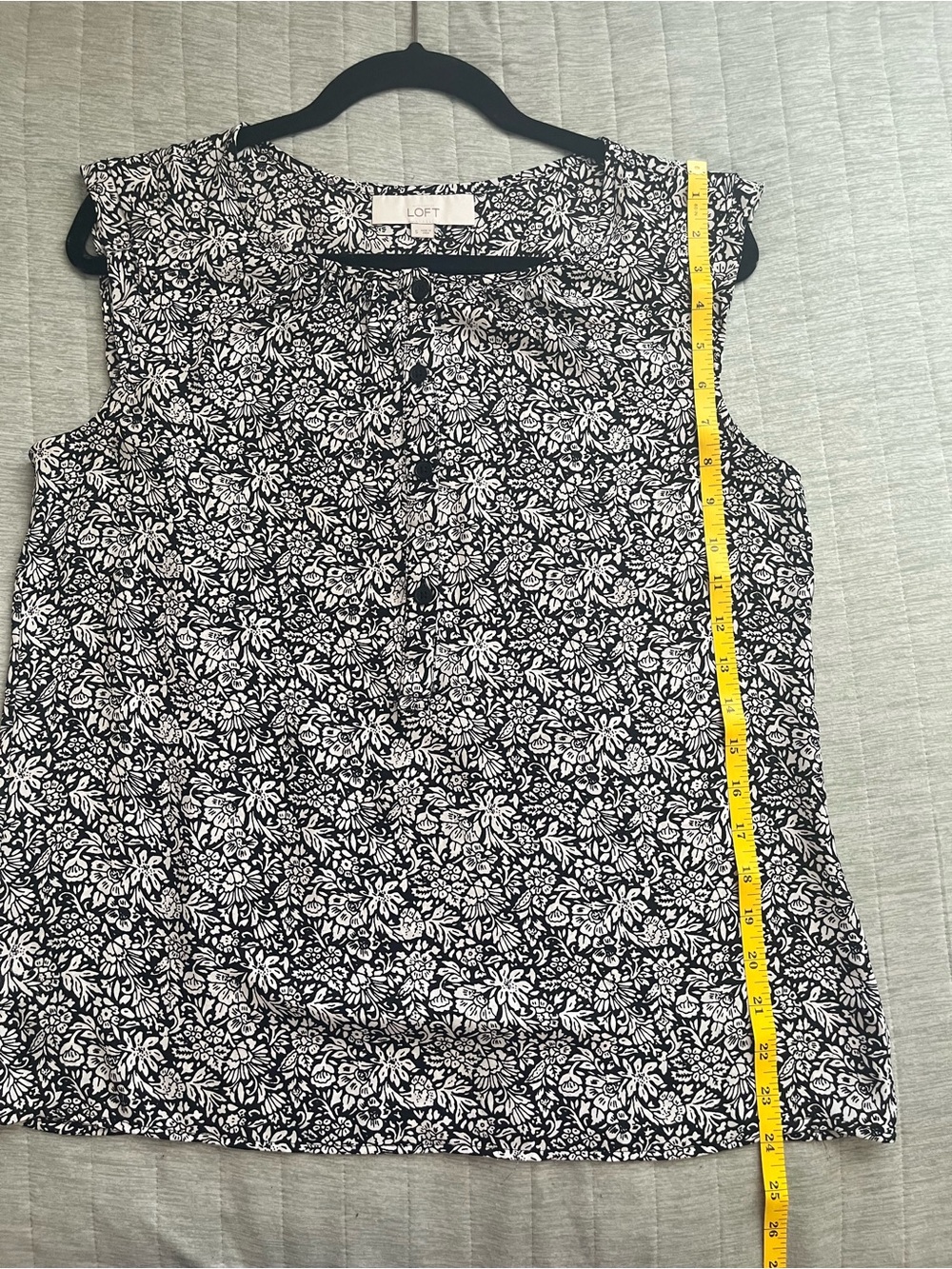 LOFT Black & White Floral Sleeveless Blouse - Picture 4 of 8